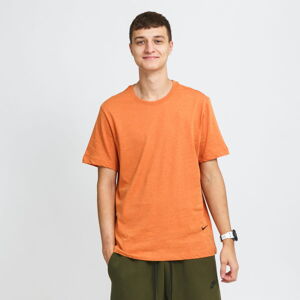Tričko s krátkym rukávom Nike M NSW Tee Sustainability oranžové